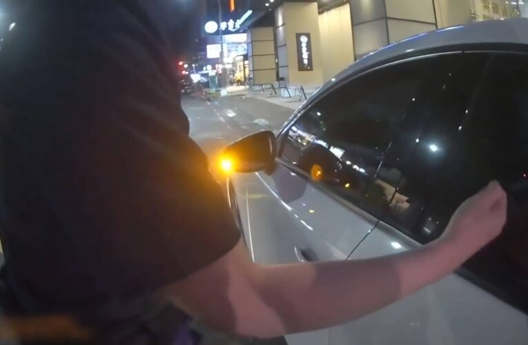 逆向又違停反讓槍毒曝光！高雄警拍窗叫不醒後座男 一開車門驚見手槍、毒品