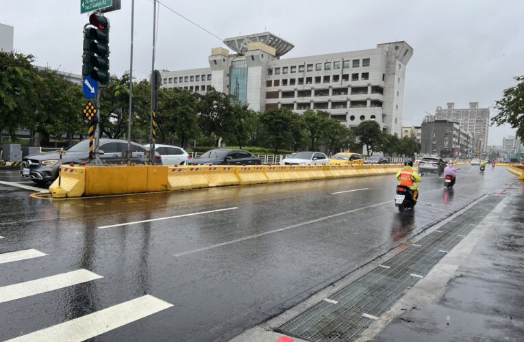 鳥松神農路與鳳山澄清路強降雨 高市捷運局第一時間迅速處置維護行車安全