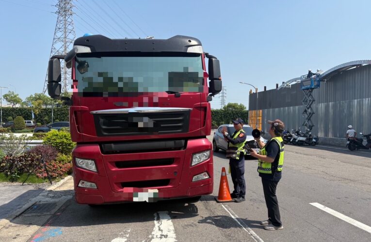 中和警鎖定大型車違規熱區「強力取締」活動式地磅上陣守護用路安全