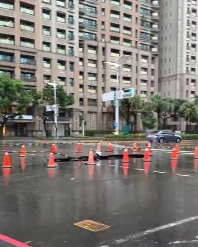 高雄市議員陳麗娜：民權廣西路口驚現噴泉天坑，地下竟已嚴重掏空！