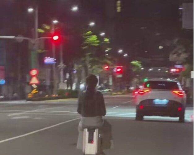 女子騎乘電動行李箱上路          警二分局將依法制單開罰