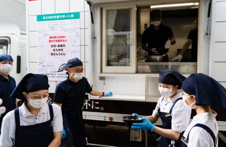 熊本災區暖起來！高雄、北九州再出手　132箱物資接力變「熱食援助」餐車開進避難區