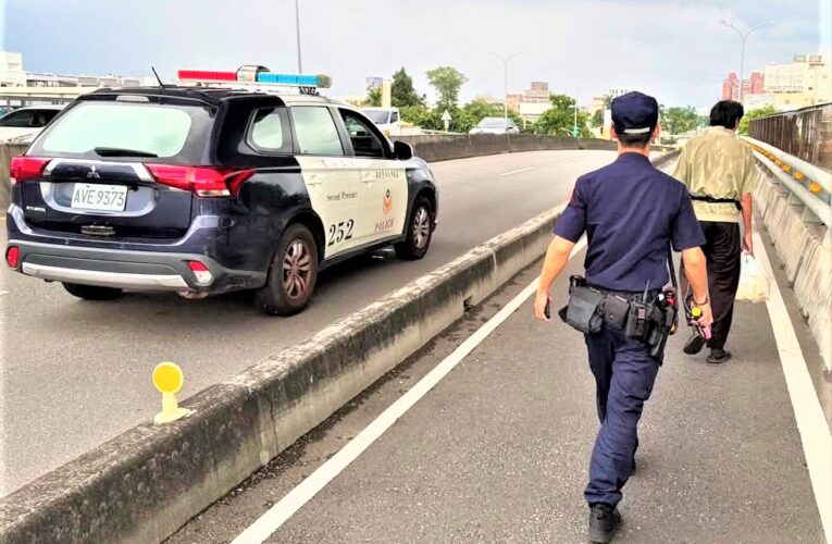 訪友誤上陸橋　北門警徒步護送脫困