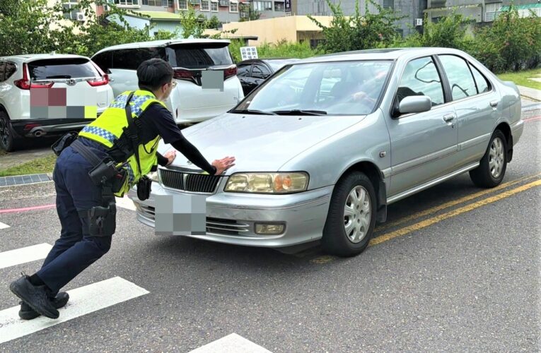 車輛拋錨快車道　長榮警及時推車化解危機