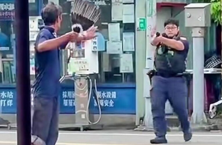 永康街頭男子持菜刀叫囂拒就醫　警持盾拔槍喝令「刀放下」當場壓制
