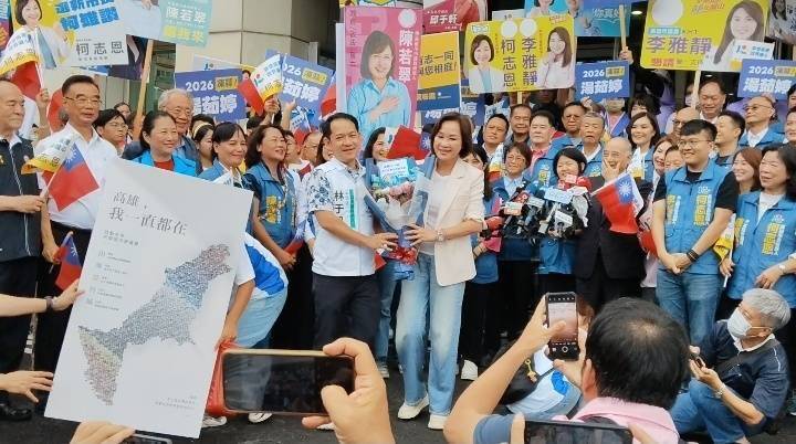三民區議員參選人林于凱陪同柯志恩完成高雄市長參選登記