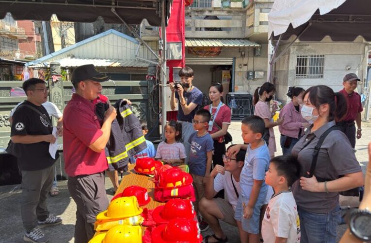 梓官消防分隊攜手在地宮廟辦宣導  小小職人體驗CPR與AED急救技巧