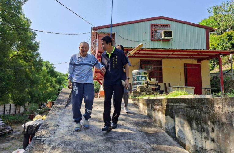 1盒月餅傳心意 榮服處中秋前走訪榮民眷送暖
