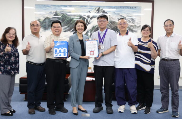 臺灣之光！南投子弟吳柏霆羅馬尼亞國際語奧奪個人銀牌、團體銅牌