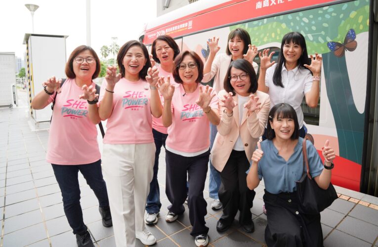 高雄市議長康裕成率跨世代女力隊 開箱「喔熊沉浸式輕軌」漫遊城市