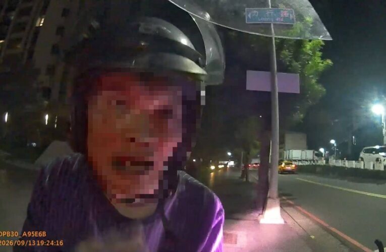拒檢騎士一路狂逃　女警展膽識攔查！通緝、涉毒再吞19張罰單