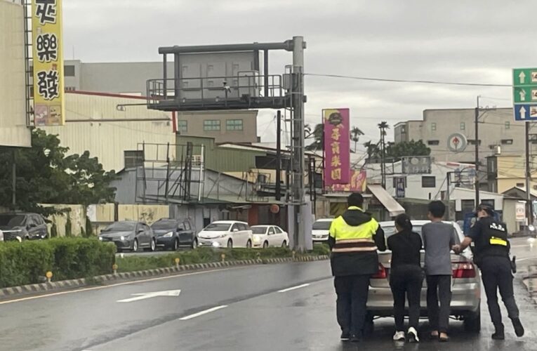溪湖警冒雨協助脫困守護用路安全