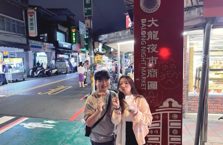 大學生帶路逛大龍夜市　「那個偉恩」大啖蔥油餅、地瓜球