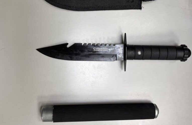 大寮捷運站周邊驚見男子帶刀、甩棍！警方循線追到超商　18歲男遭帶回