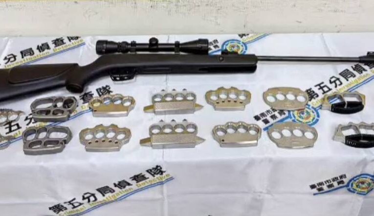 網購零件「自己組槍」惹禍！南警網路巡邏一路追到彰化　搜出長槍、16個手指虎