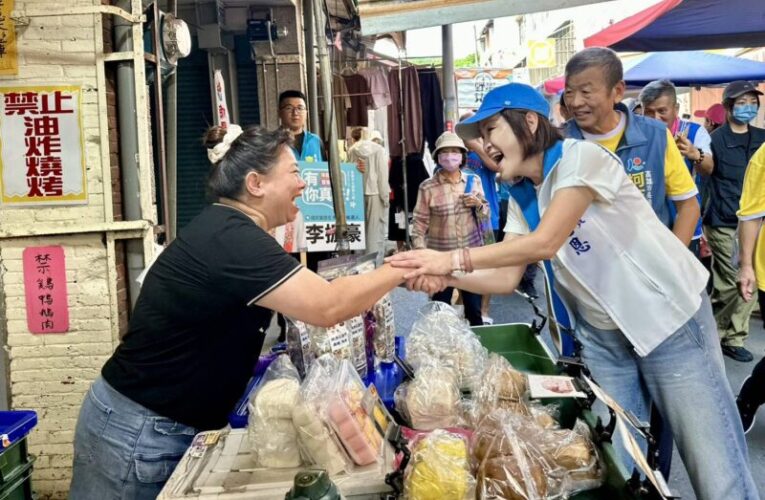 柯志恩旗山市場掃街拜票展超高人氣 婦女姐妹擁抱力挺！