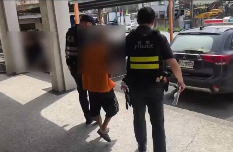 深夜拿石頭砸計程車窗！62歲男想偷財物行跡敗露　見警拔腿狂奔仍遭圍捕
