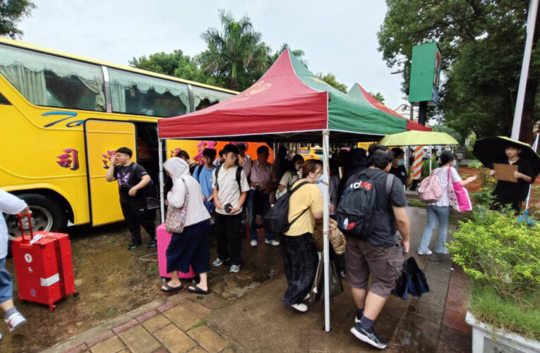 無畏惡劣天候  金大總動員迎接新生報到