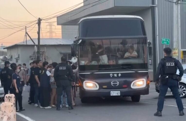 無尾巷深處藏「越式KTV」！警騎機車載特勤前後包抄　35名越籍男女全被帶回