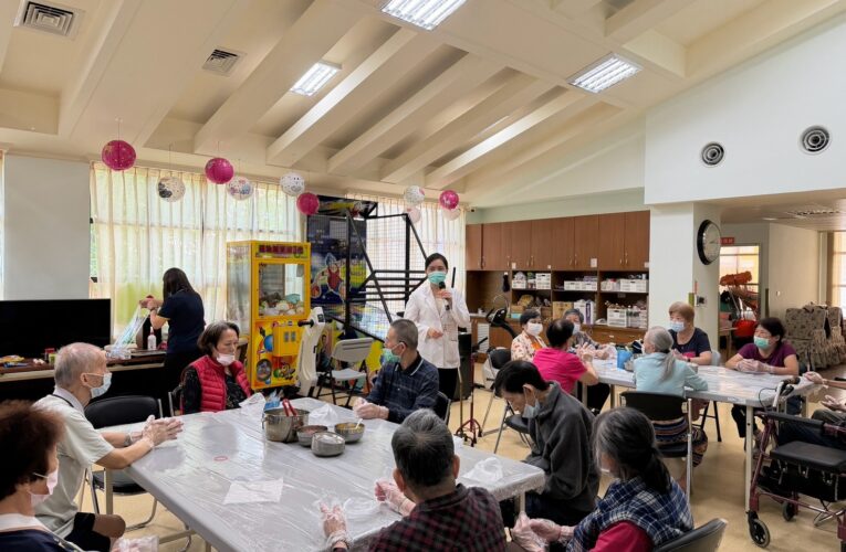 中秋節慶健康吃！中榮埔里分院營養科攜手日照中心　DIY「翡翠月餅」度佳節
