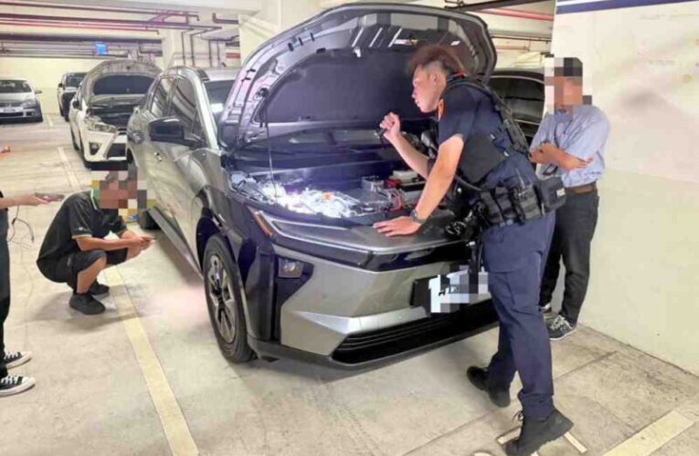 幼貓受困車底請求警方協助　警員細心協助排除危險平安脫困