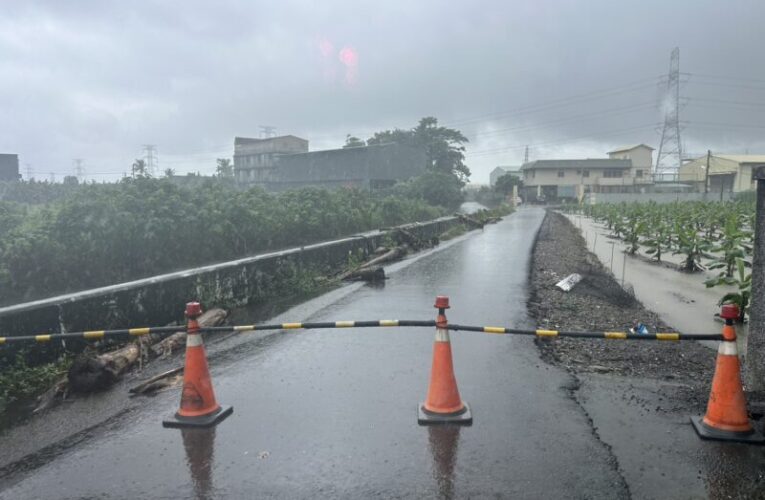 大寮濃公路252巷路裂　水利局:無立即危險、先填補防滲水後續修復