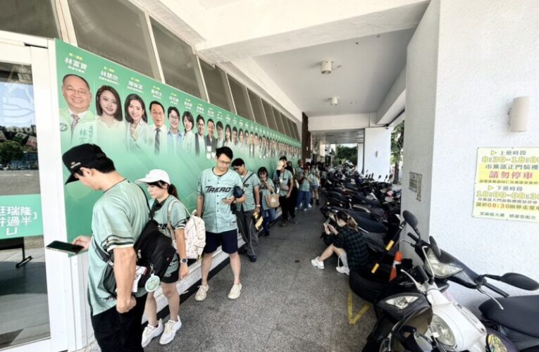 主委黃捷用創意串起跨世代熱情 民進黨40生咖高雄爆人氣「洋流徽章」10分鐘秒殺