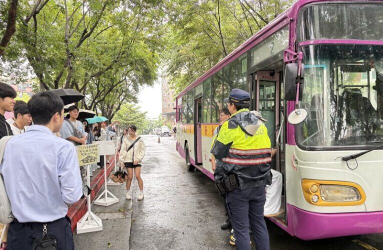 開學交安第一課！岡山警攜大型車進校園宣導安全