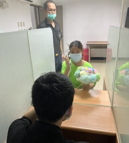歌聲寄情、玫瑰傳愛 移民署高雄收容所提前歡慶中秋