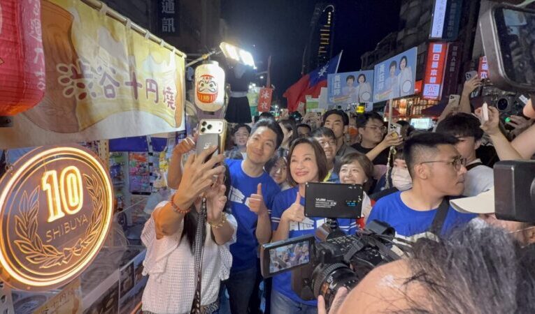 柯志恩、蔣萬安現身六合夜市　攤商熱情招呼小吃簽名全來了