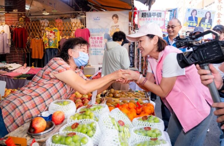 中秋連假首日 柯志恩走入建興市場　婆媽熱情「討抱抱」