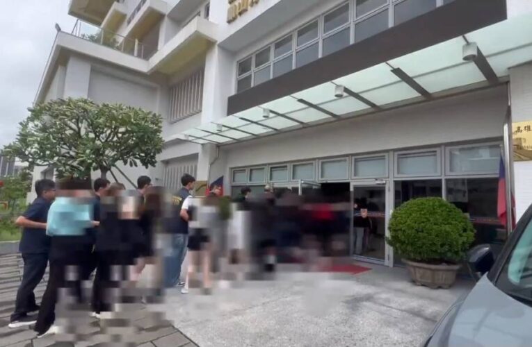 「棋牌社」暗藏現金賭局！鳳山警持搜索票攻堅　29人遭查獲、43萬餘元全扣