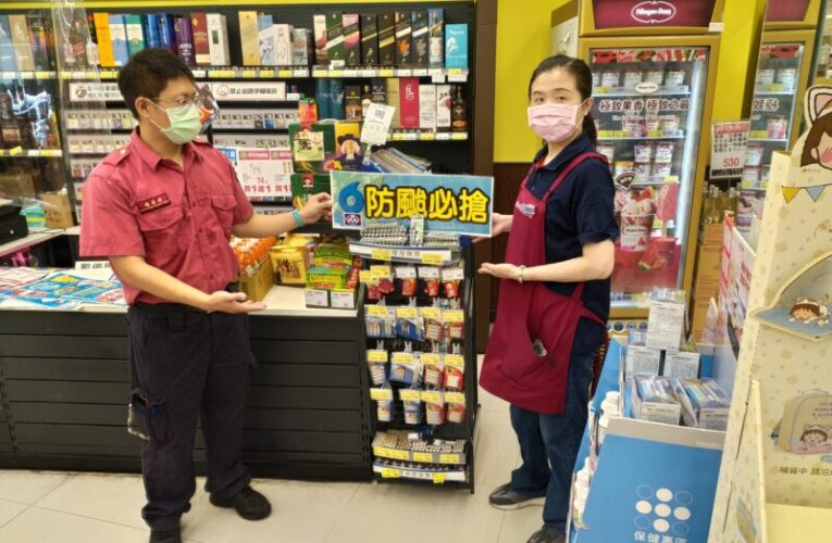 前鎮消防加強防颱宣導　大賣場設「防颱專區」助市民備戰