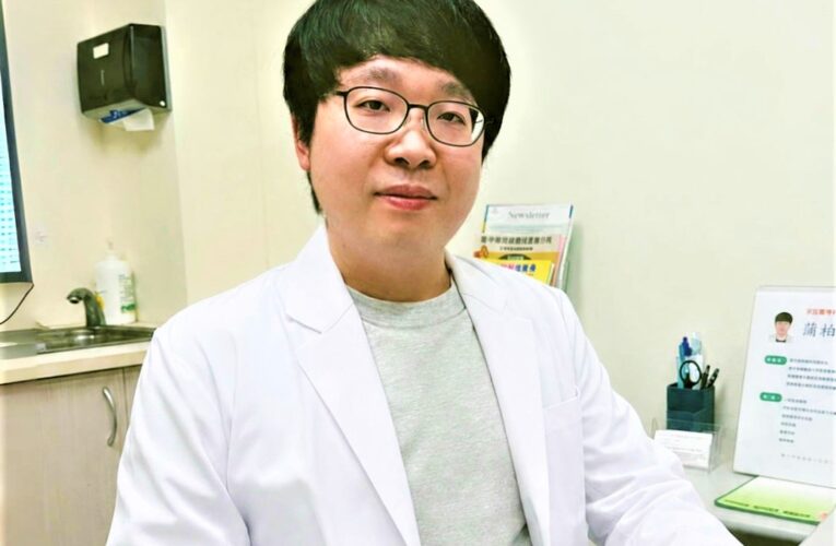 長輩無發燒卻嗜睡　快篩陽性應儘速就醫防重症