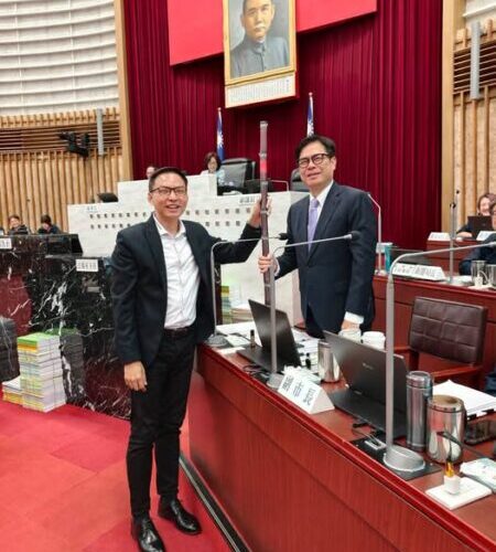 感謝陳其邁市長為高雄帶來光榮感 黃文益議員送甘蔗 提醒記得帶回市府