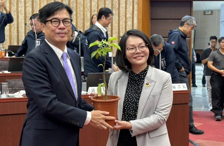三十年磨一城！湯詠瑜贈樹陳其邁 盼高雄扎根「以人為本」永續綠廊