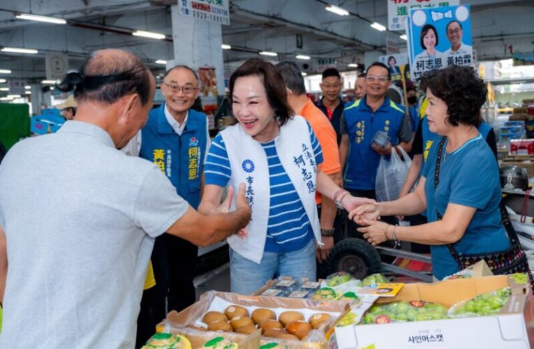 攤商沿路「餵食」展現熱情支持 柯志恩清晨6點半再拚市場陸戰