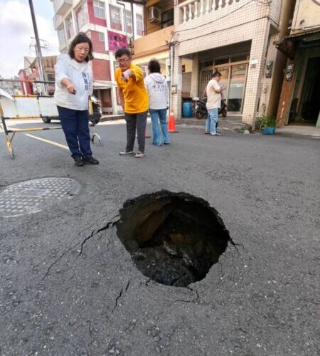 陳麗珍關心左營區進學路9號前路面掏空