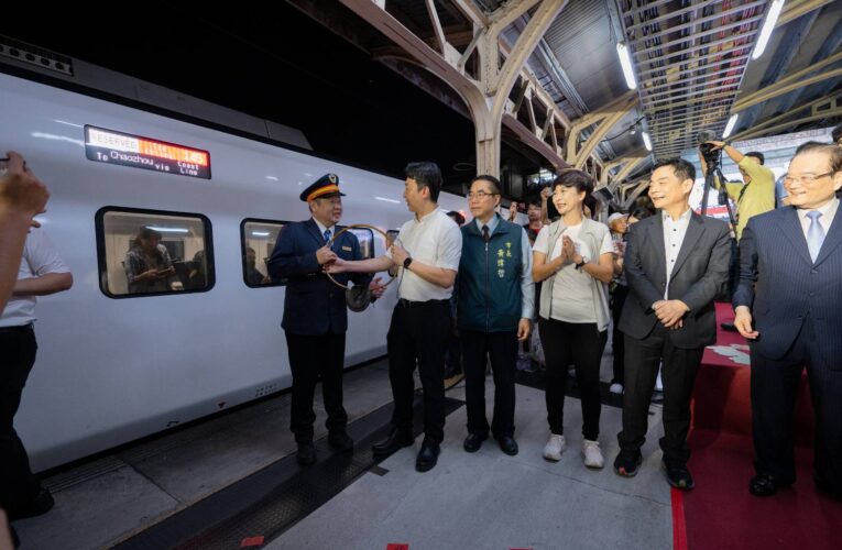 鳴三聲致敬過往末班自強號駛離月台 臺南車站地上時代正式劃句點