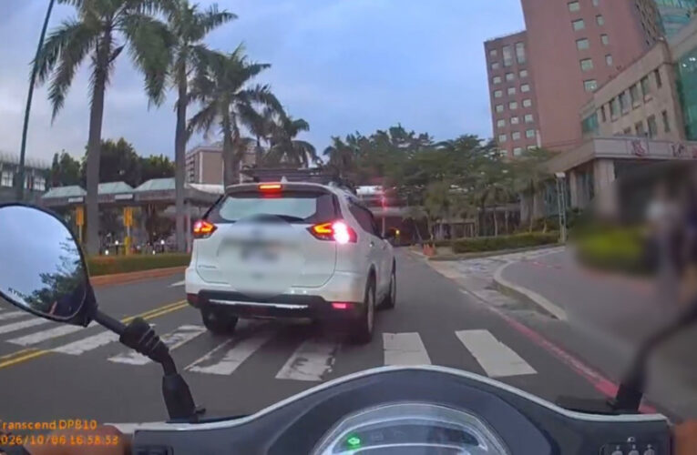 傷口狂流血、車陣卻動不了！岡山警鳴笛開道助搶時間就醫