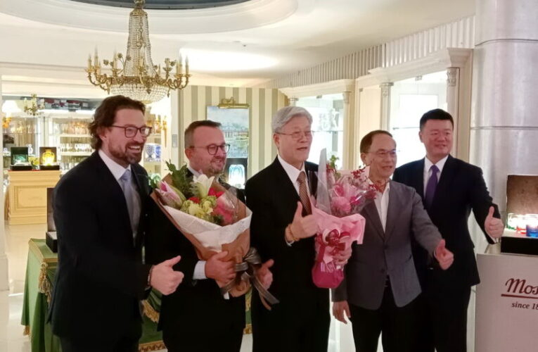 國際雕刻大師史沃博達親臨台灣，揭開摩瑟水晶的藝術創作之美