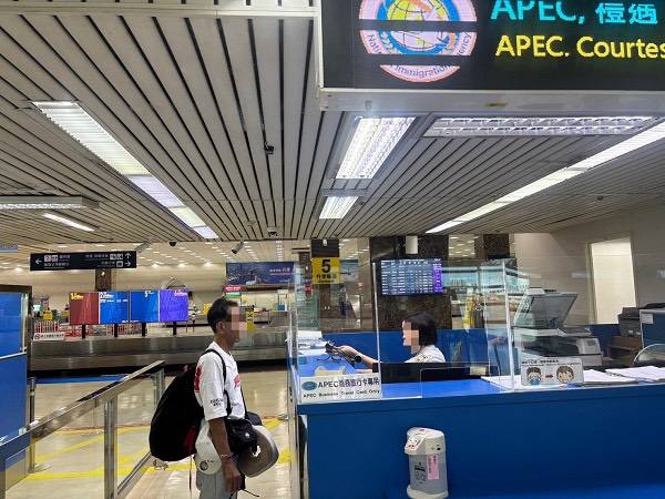 自稱來台旅遊卻說不出行程！馬國男遭拒入竟跑廁所「丟包」　2包海洛因被揪出