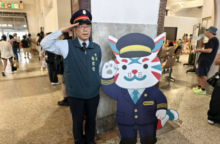 黃偉哲化身臺南車站一日站長　鐵路地下化17日通車前邀民眾打卡留念