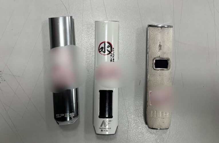把警察當空氣！騎士搖晃直逼員警　手指夾電子菸露餡揪毒駕