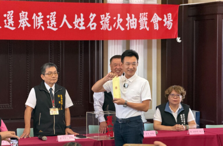 江啟臣抽中3號互摸鼻子添福氣！夫妻首合體披彩帶 「徒步掃街聽民意」