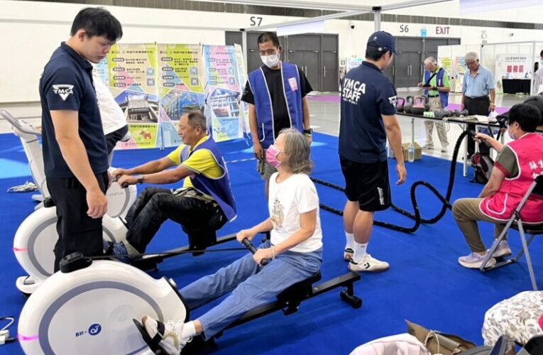 帶長輩開心跳 玩樂健身 高雄樂齡運動會運發局獨創彈力帶健身操