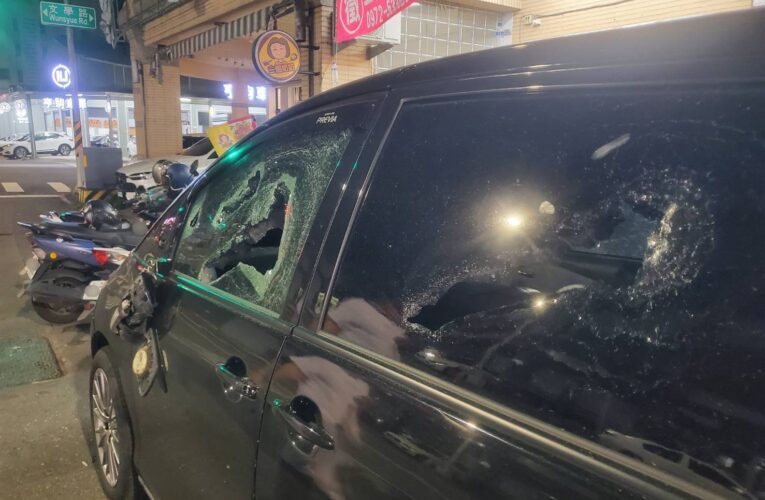 停車碰撞盆栽竟演變聚眾砸車！高雄祖孫捲鄰里糾紛 5人持球棒毀車遭警逮捕