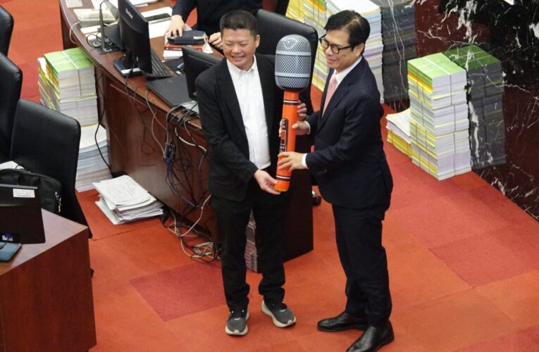 副議長曾俊傑總質詢感謝陳其邁市長六年拼出市政好成績 並送「最大支」麥克風