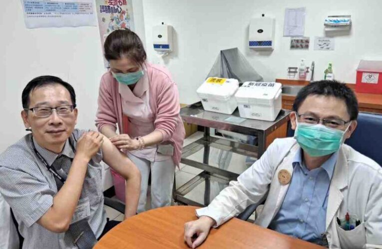 左流右新、護肺顧心　北榮新竹分院副院長率醫護挽袖接種守護秋冬健康