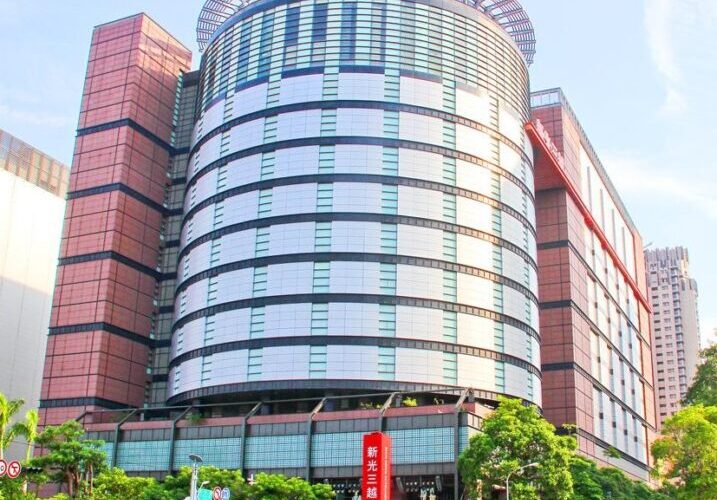 阿伯騎機車逛新光三越            怪異荒謬行為下場出爐